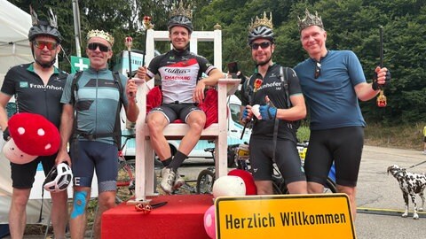 Sportler sitzen auf dem Thron zum Schauinslandkönig