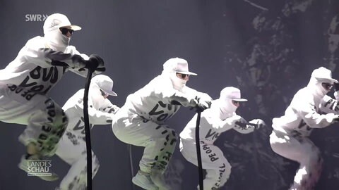 Jumping-Fitness-Gruppe mit Deichkind auf der Bühne
