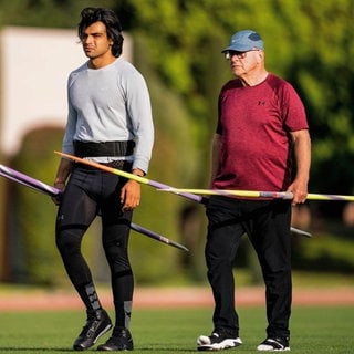 Olympiasieger und Weltmeister Neeraj Chopra mit Trainer Klaus Bartonietz.