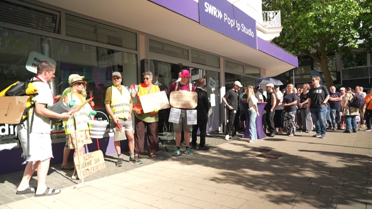 Rund 15 Demonstranten begleiteten die einstündige Diskussion vor dem Studio.