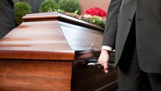Sargträger auf dem Weg zum Friedhof