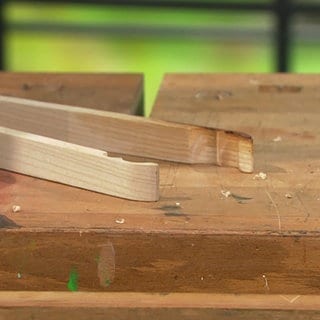 Grillzange aus Holzleisten