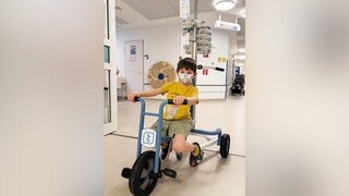 An dieses spezielle Fahrrad können Infusionsständer gehängt werden. Damit können krebskranke Kinder in der Uniklinik Mainz freier herumfahren