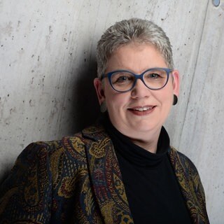 Pflegeberufe: Chronisch überlastet, wenig Lohn, kaum Anerkennung. Wie sie wieder attraktiver werden könnten, besprechen wir in SWR1 Leute mit Christine Vogler, der Präsidentin des Deutschen Pflegerats. Weitere Themen: das Pflegekompetenz, Tipps zur eigenen Pflegevorsorge, die Zukunft der Pflege und wie andere Länder in Europa den Pflegenotstand deutlich besser bewältigen.