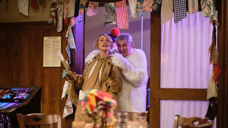 Frau Markhardt-Siegel und Leo bei der Fasnet im Löwen