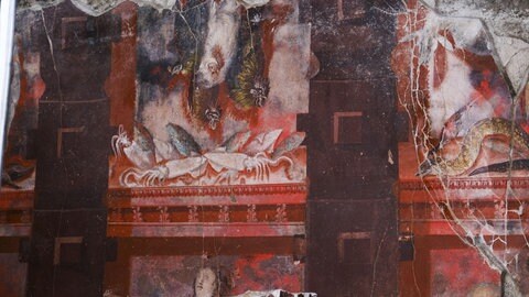 Beeindruckendes Fresko aus Pompeji, das Rituale des Dionysos-Kults zeigt. Die fragmentarisch erhaltene Wandmalerei in Rottönen auf dunklem Hintergrund stellt Einweihungsszenen dar, die zum wertvollen Fund der antiken Mysterienkultur gehören.