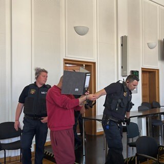 Auftakt im Mordprozess um Dilan A. am Landgericht Frankenthal: Der Angeklagte wird in den Sitzungssaal geführt.