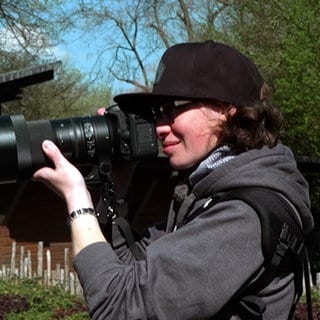 Rebecca Roth ist großer Eisbär-Fan. Sie steht mit Kamera vor dem Eisbär-Gehege im Karlsruher Zoo.
