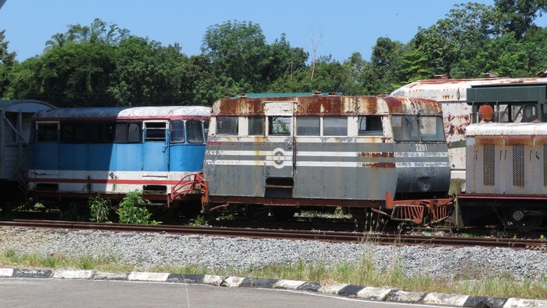 Auf dem Fahrzeugfriedhof der Sabah State Railway.