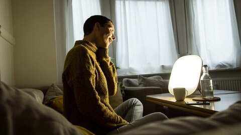 Mit Lichttherapie durch die dunkle Jahrezeit | Helfen Tageslichtlampen gegen Winterblues?