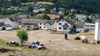 In Schuld ist das Ufer an der Ahr im Juni 2022 aufgeräumt, vor der Flut standen dort Häuser.