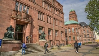 Homer und Aristoteles Statuen vor der Universität Freiburg. Die Uni erlässt iranischen Studierenden die Studiengebühren.
