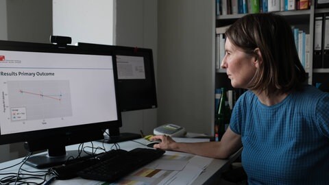 Prof. Tania Lincoln mit Studien-Ergebnissen zur Relating-Therapie. Sie arbeitet an der Universität Hamburg an einer Therapie, um bei Patientinnen und Patienten die Belastung durch das Stimmenhören zu reduzieren.