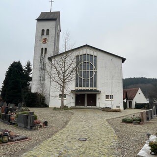 Die Kirche Sankt Felix und Regula der Kirchengemeinde Schwarzenbach.