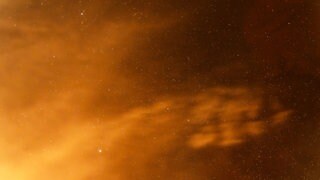 Himmel leuchtet orange (Symbolbild). Eine Übung der Bundeswehr brachte den Himmel über der Westpfalz zum Leuchten.