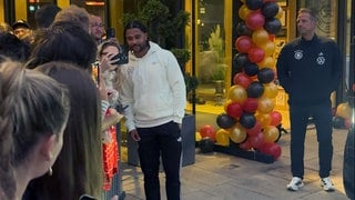 Serge Gnabry beim Fan-Fotoshooting vor dem Parkhotel in Heilbronn. Dort hat die Fußball-Nationalmannschaft übernachtet.