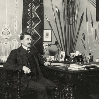 Heinrich Albert Schnee (1871-1949), letzter Gouverneur von Deutsch-Ostafrika, an seinem Schreibtisch