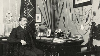 Heinrich Albert Schnee (1871-1949), letzter Gouverneur von Deutsch-Ostafrika, an seinem Schreibtisch