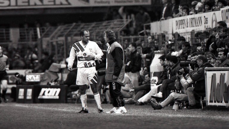 06.11.1993 - 15. Spieltag. Was für eine Überraschung: der favorisierte VfB Stuttgart verlor auswärts beim Aufsteiger SC Freiburg mit 1:2. Da war nicht nicht nur VfB-Meistercoach Christoph Daum fassungslos. Oliver Freund, Maximilian Heidenreich (ET) und Uwe Wassmer besorgten die Tore. VfB-Torhüter Eike Immel konnte noch einen von Rodolfo Cardoso getretenen Foulelfmeter parieren und so die Niederlage der Schwaben in Grenzen halten.