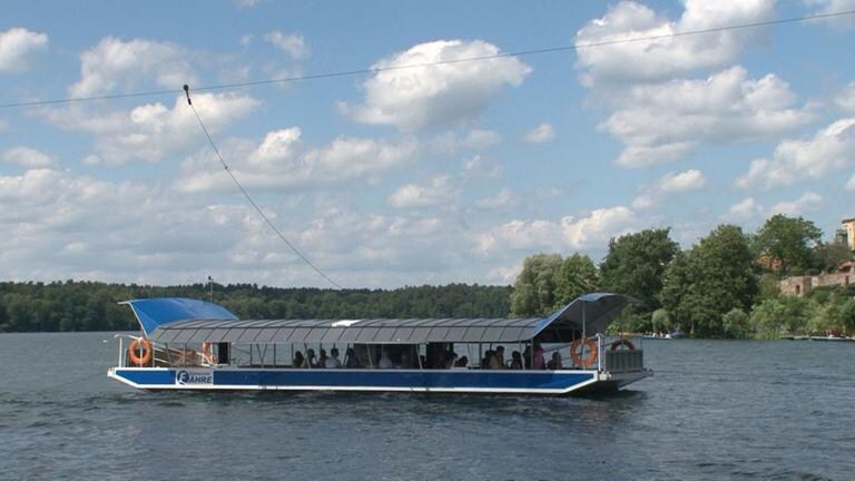 Die europaweit einmalige Elektrofähre auf dem Straussee in Strausberg.