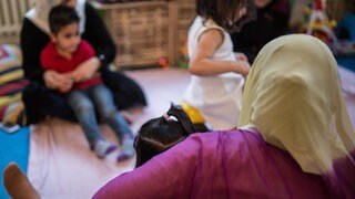 Aus dem Irak und aus Syrien geflüchtete Frauen und Kinder (Symbolbild): Viele Geflüchtete sind durch das Erlebte stark psychsich belastet. Eyad Rajab vom Pfalzklinikum Klingenmünster hat SWR Aktuell seine Geschichte erzählt.