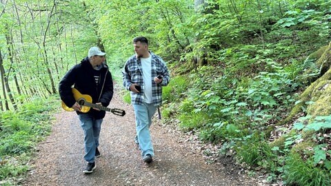 Andreas Sudermann und Ivan Kleja bei einem Spaziergang
