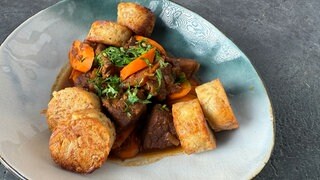 Gulasch mit Karotten, roten Zwiebeln und Semmelknödeln