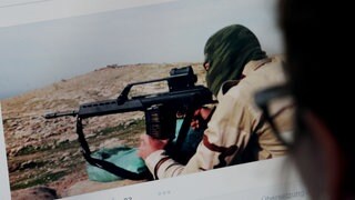Ein Ausschnitt von einem IS-Propaganda Video ist auf einem Computer zu sehen. 
