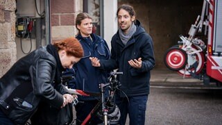 Lissy (Elinor Eidt), Susanne (Lena Mall) und Albert (Alessio Hirschkorn) vor dem Feuerwehrhaus