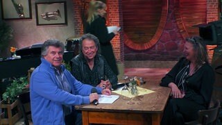 Andy Borg, Chris Andrews und Alexandra Andrews sitzen bei "Schlagspaß mit Andy Borg" an einem Tisch
