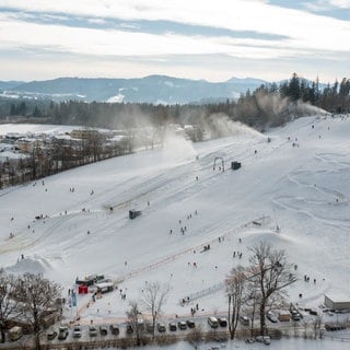 Der Felderhaldeberg bei Isny im Allgäu ist von oben zu sehen. 