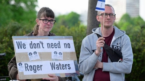 Menschen mit Schild