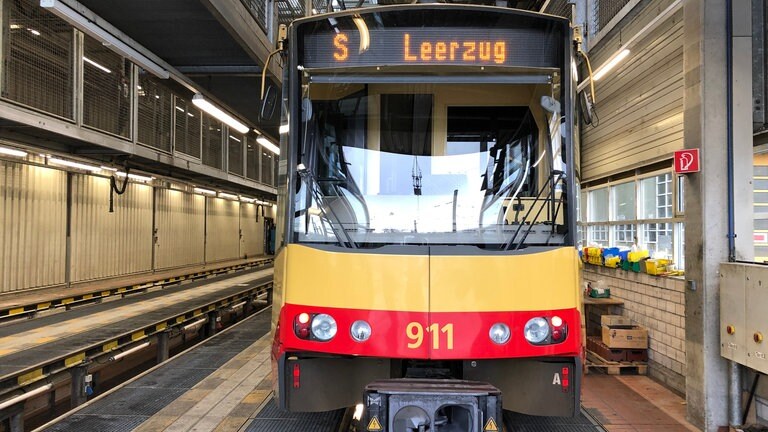 Stadtbahn im Betriebshof West der Karlsruher Verkehrsbetriebe. Rund 500 Kilometer weit sind die Stadtbahnen aus Karlsruhe unterwegs.