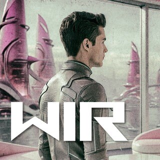 Ein Mann und eine Frau stehen in einem futuristischen Raum vor einer Glasfensterfront und schauen sich an. Sie trägt ein langes Kleid, er eine Art Uniform. Durch das Fenster sieht man eine futuristische Stadt mit gewundenen Hochhäusern, überall strahlen dunkelpinke Lichter. 