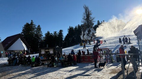 Am Skilift Unterstmatt laufen die Schneekanonen