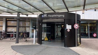 Der Eingangsbereich des Klinikums in Friedrichshafen.