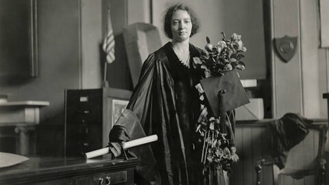 Die Physikerin, Chemikerin und Nobelpreisträgerin Irène Joliot-Curie im akademischen Talar am 23. Mai 1921 bei der Überreichung der Ehrenwürde der University of Pennsylvania für ihre Mutter, die zweifache Nobelpreisträgerin Marie Curie