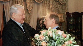 Der gewählte russische Präsident Wladimir Putin (rechts) erhält am 27. März 2000 einen Blumenstrauß von seinem Vorgänger Boris Jelzin während ihres Treffens in Boris Jelzins Residenz außerhalb von Moskau