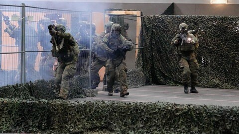 Die Fallschirmjäger aus Zweibrücken üben in der Südwestpfalz.