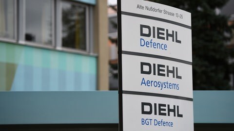 Eingang von Diehl Defence in Überlingen. Das Rüstungsunternehmen will Flugabwehrraketen vom Typ "Stinger" produzieren.