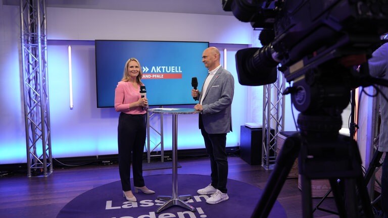 Daniela Schick moderiert SWR Aktuell live aus dem PopUp Studio.