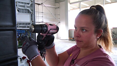 Elektrikerin Sarah Jetter ist auch Influencerin für mehr Frauen im Handwerk.