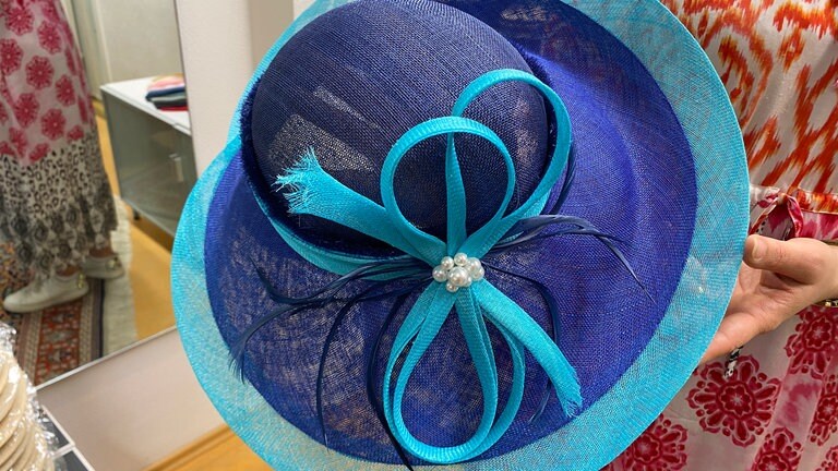 Ein blauer Hut mit Schleifen - besondere Hüte für besondere Anlässe. Für den Besuch von Hochzeiten oder Pferderennen sind Hingucker gefragt. Sie werden im Hut-Atelier in Schechingen nach Maß gefertigt.