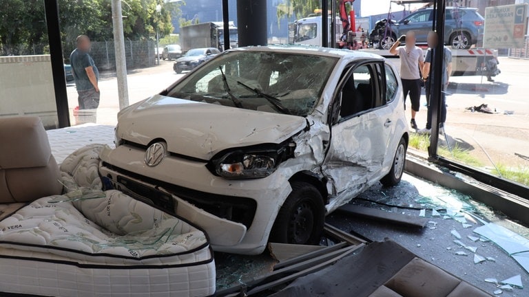 Mannheim: Auto kracht in Möbelhaus