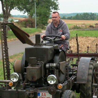Thomas Vatter sitzt auf einem alten Traktor.