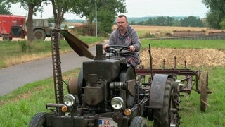 Thomas Vatter sitzt auf einem alten Traktor.