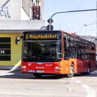 Vor einem Bus sind Kontrolleure durch Schläge und Pfefferspray verletzt worden. Symbolbild von einem Bus in Pforzheim.