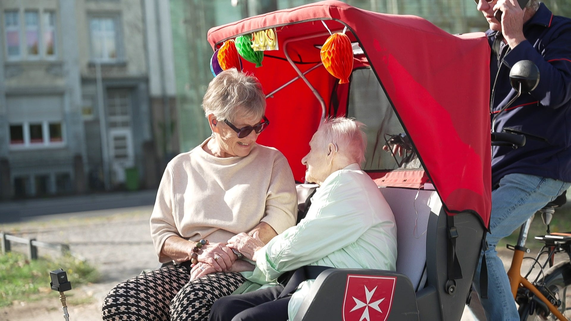 Zum 100. Geburtstag: Anita Glock genießt ihre Rikscha-Fahrt