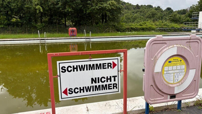 Warum das Freibad in Bollendorf keine Zukunft hat: Das Becken bietet viel Platz für Badegäste - hier will heute aber keiner mehr schwimmen. 