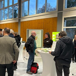 Auf einem Infoabend zum Thema Energiewende reden Bürger mit den Verantwortlichen